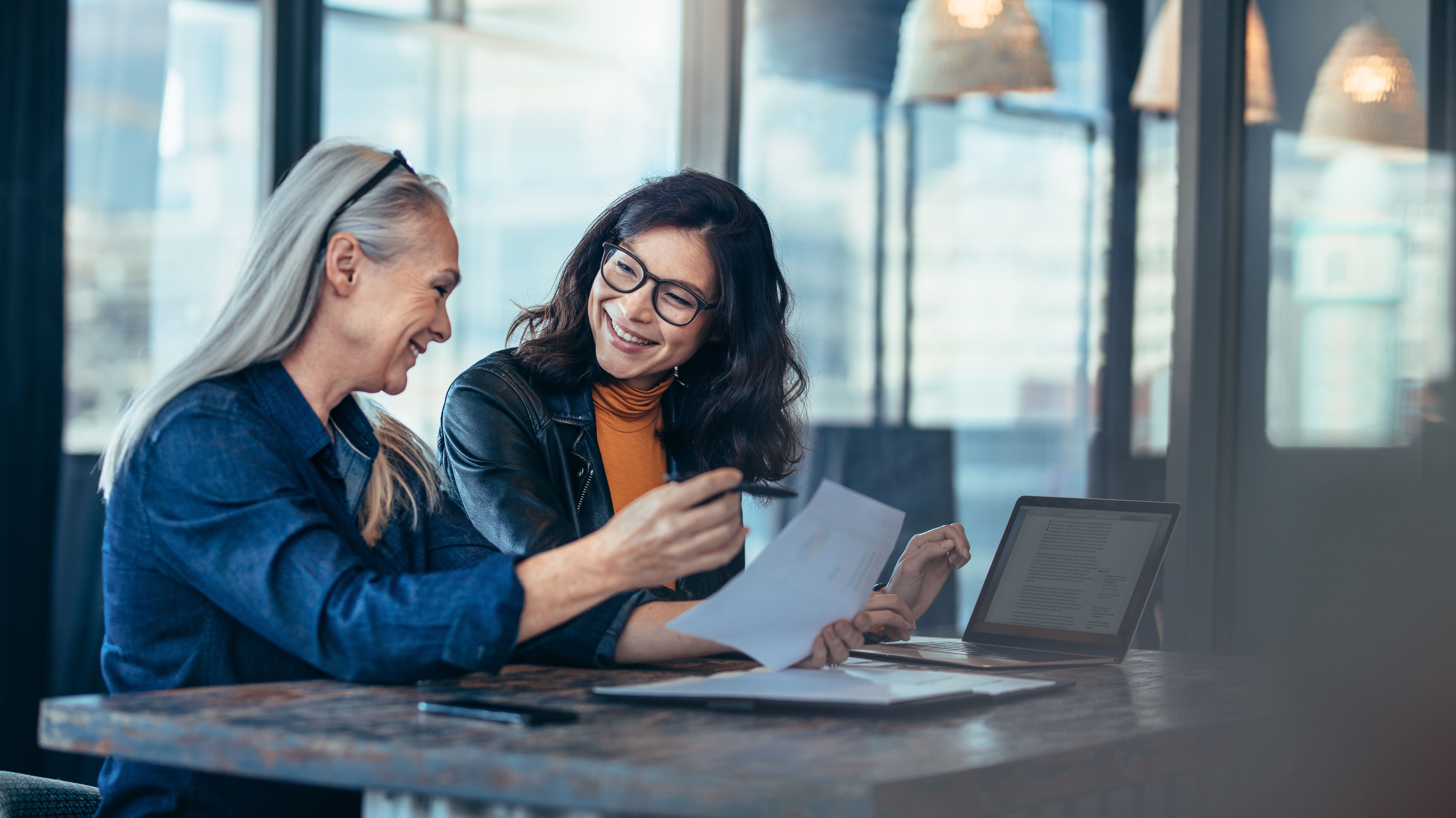 How many applications does the average job advert receive?